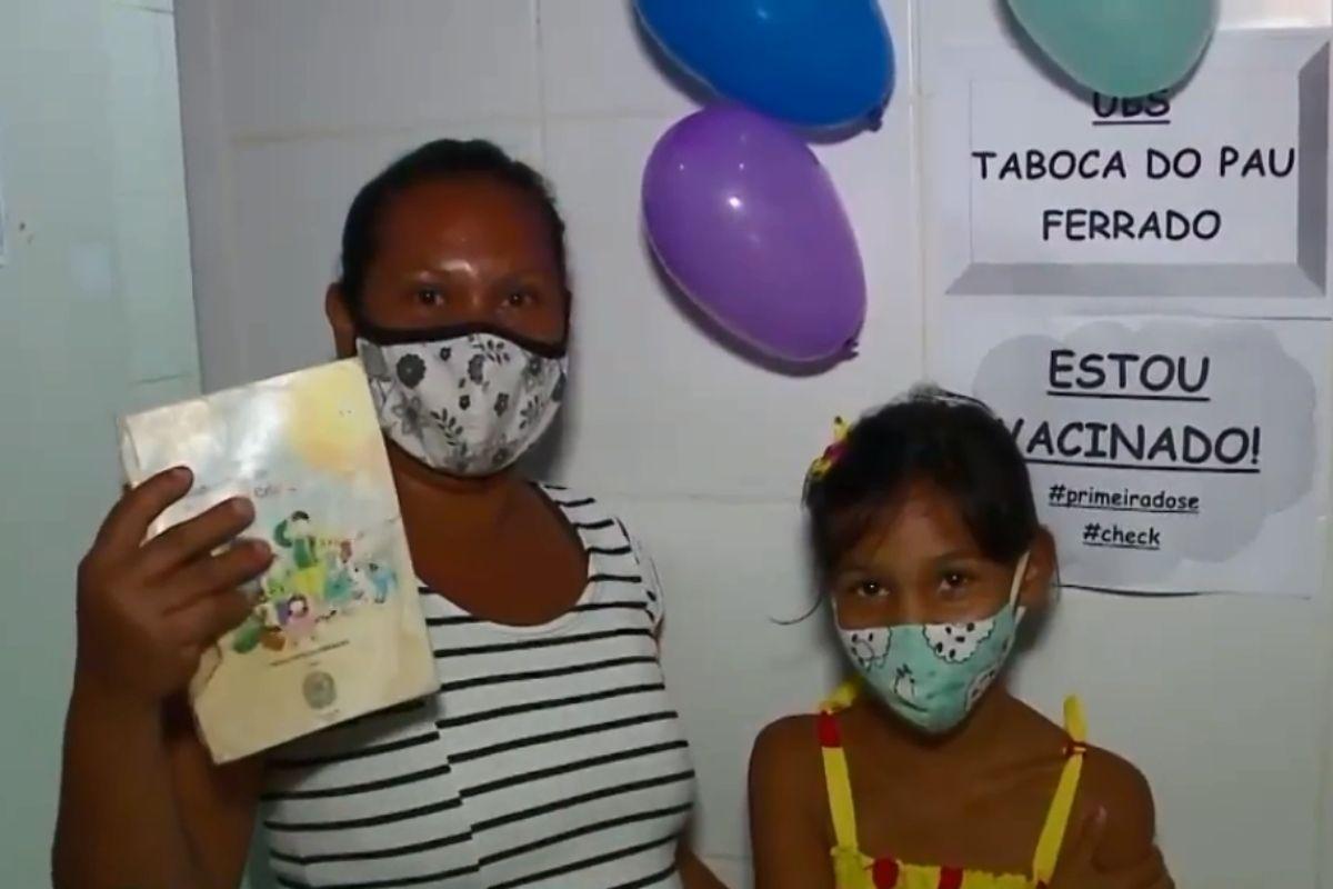 Menina comemora aniversário recebendo vacina contra a Covid-19