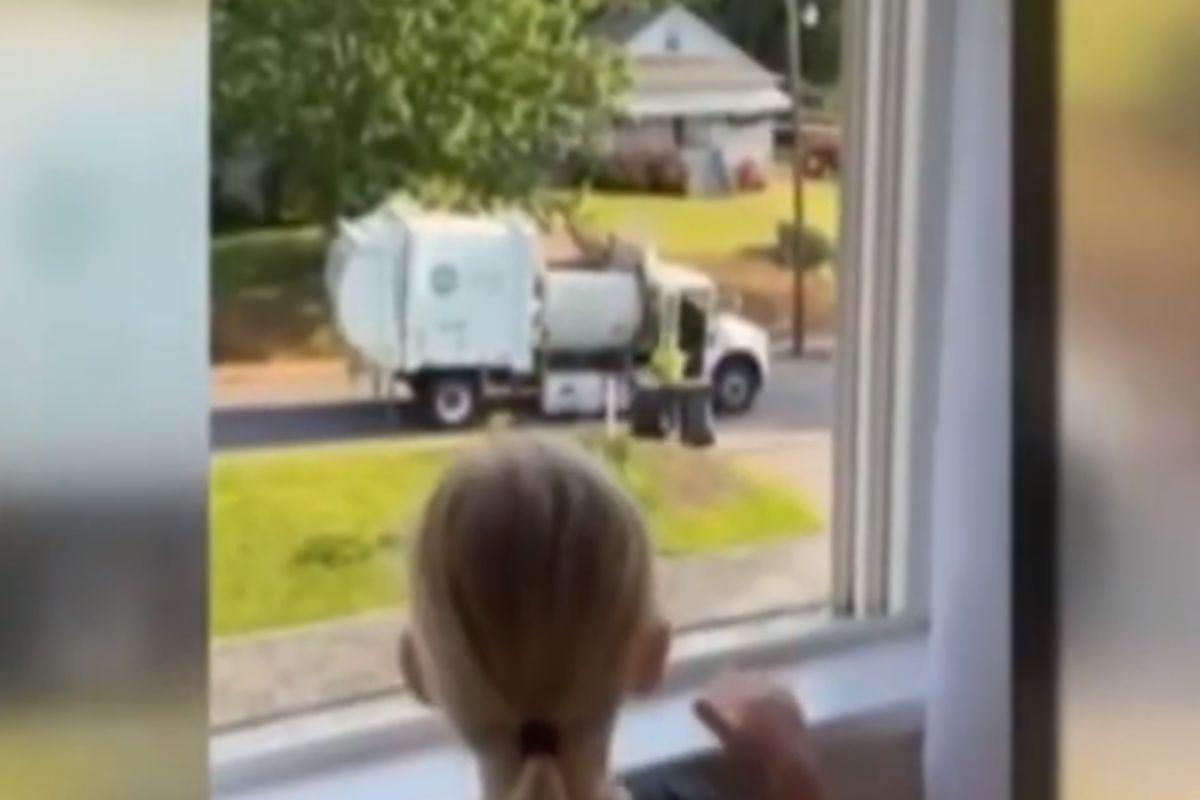 Landry Wills espera pelo lixeiro todas as manhãs