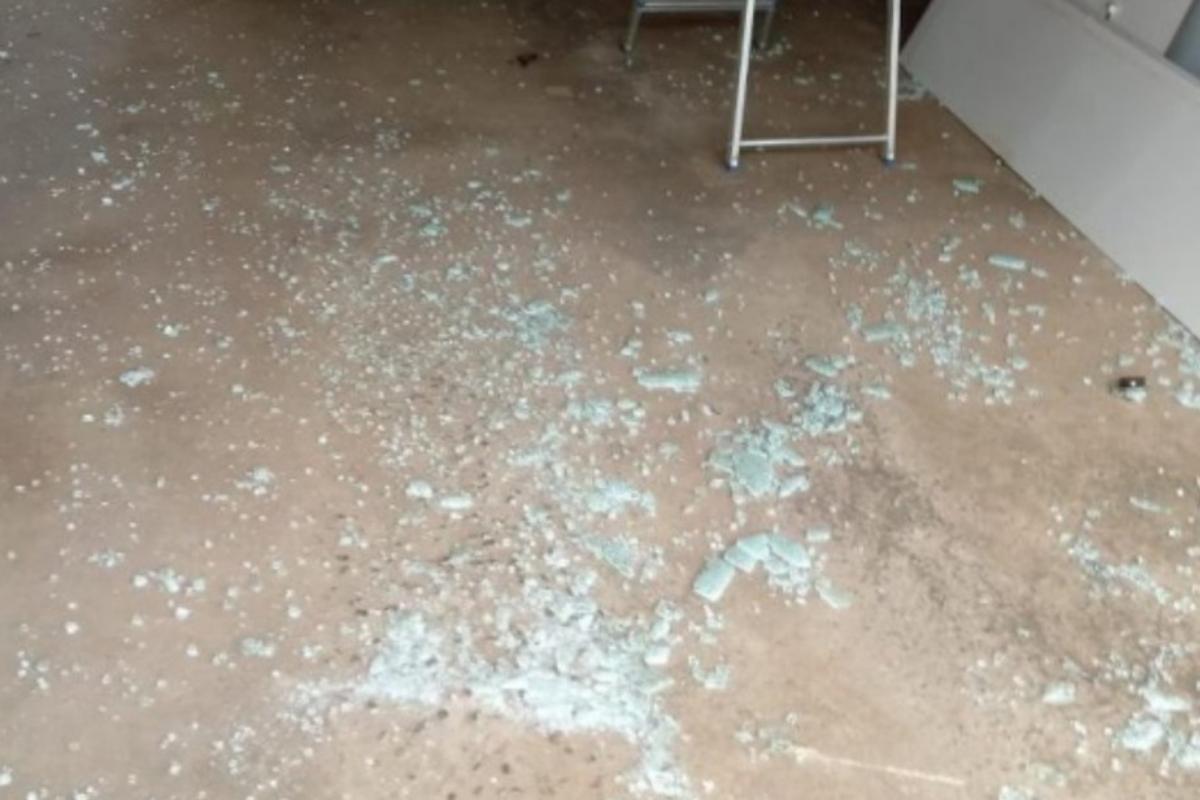 A casa da mulher ficou com fragmentos de vidro no chão