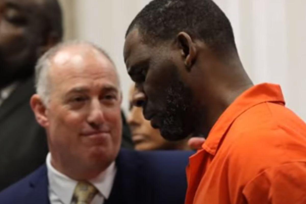 Cantor R. Kelly é condenado por pornografia infantil