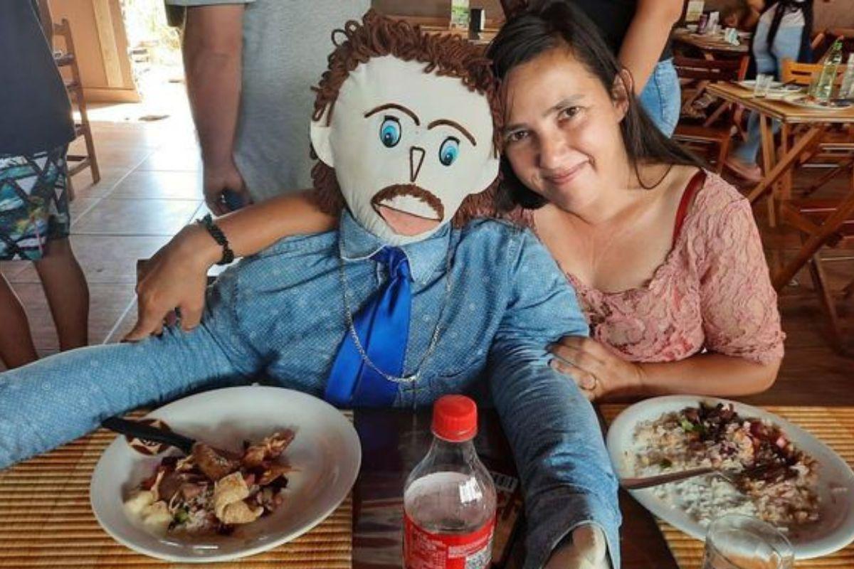 Mulher se casa com boneco