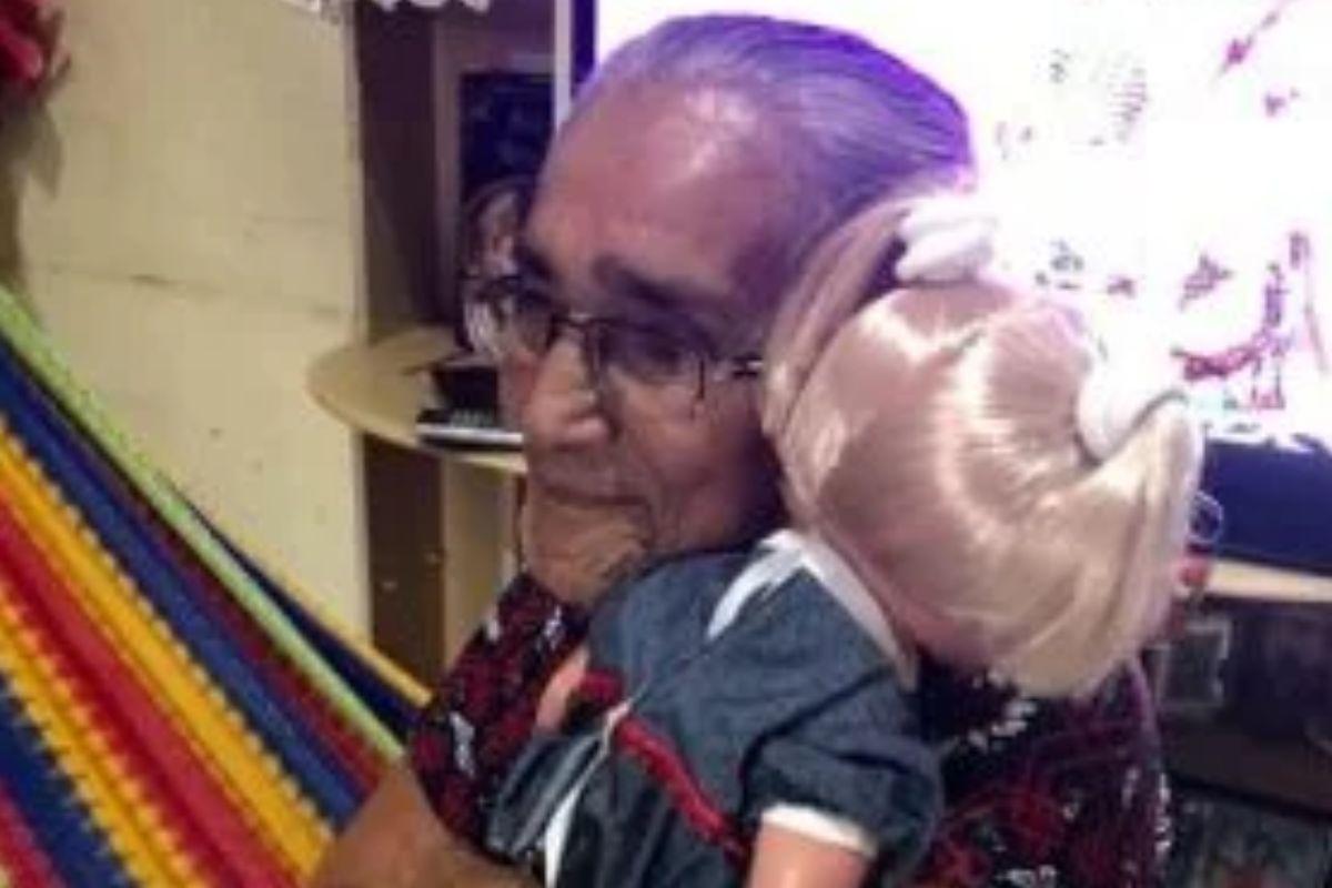 A avó ganhou do neto sua primeira boneca no aniversário de 78 anos