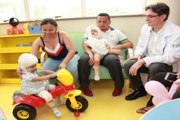 Irmãs após recuperação da cirurgia de separação, no hospital. (Foto: Divulgação/HC de Ribeirão Preto)