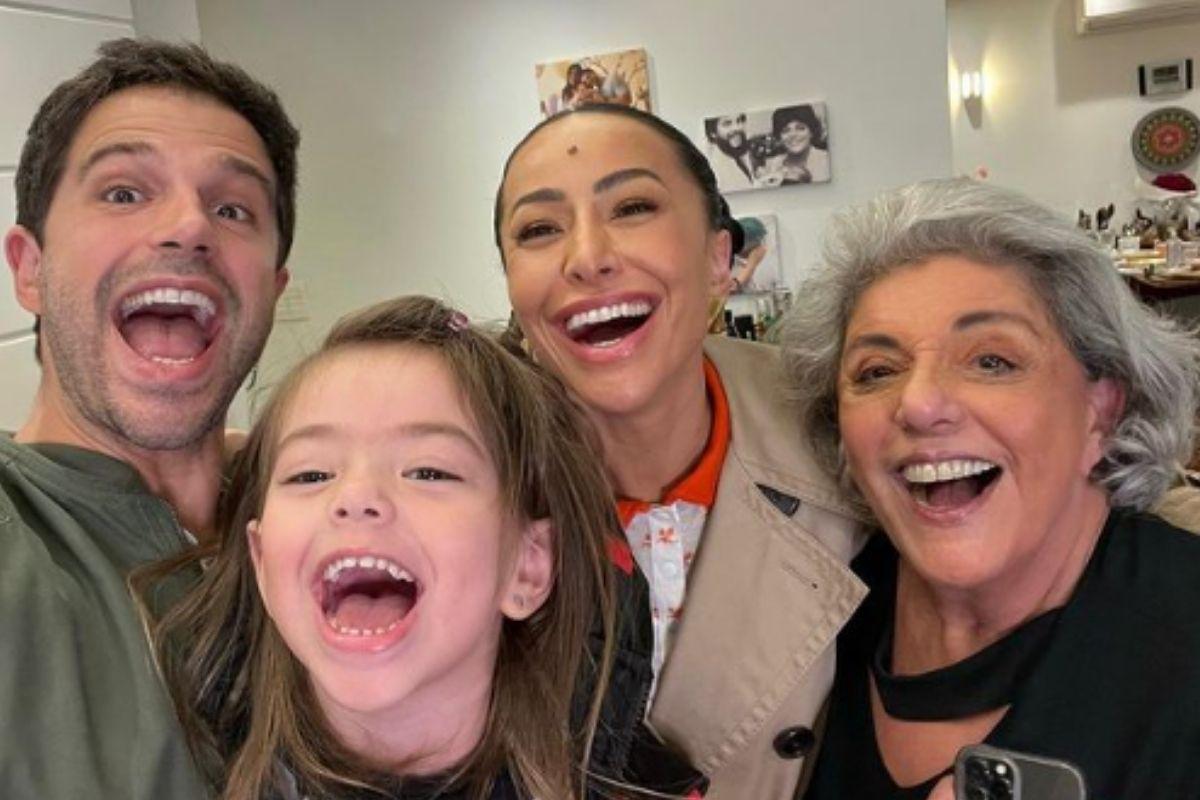 O artista publicou uma imagem carinhosa com a família