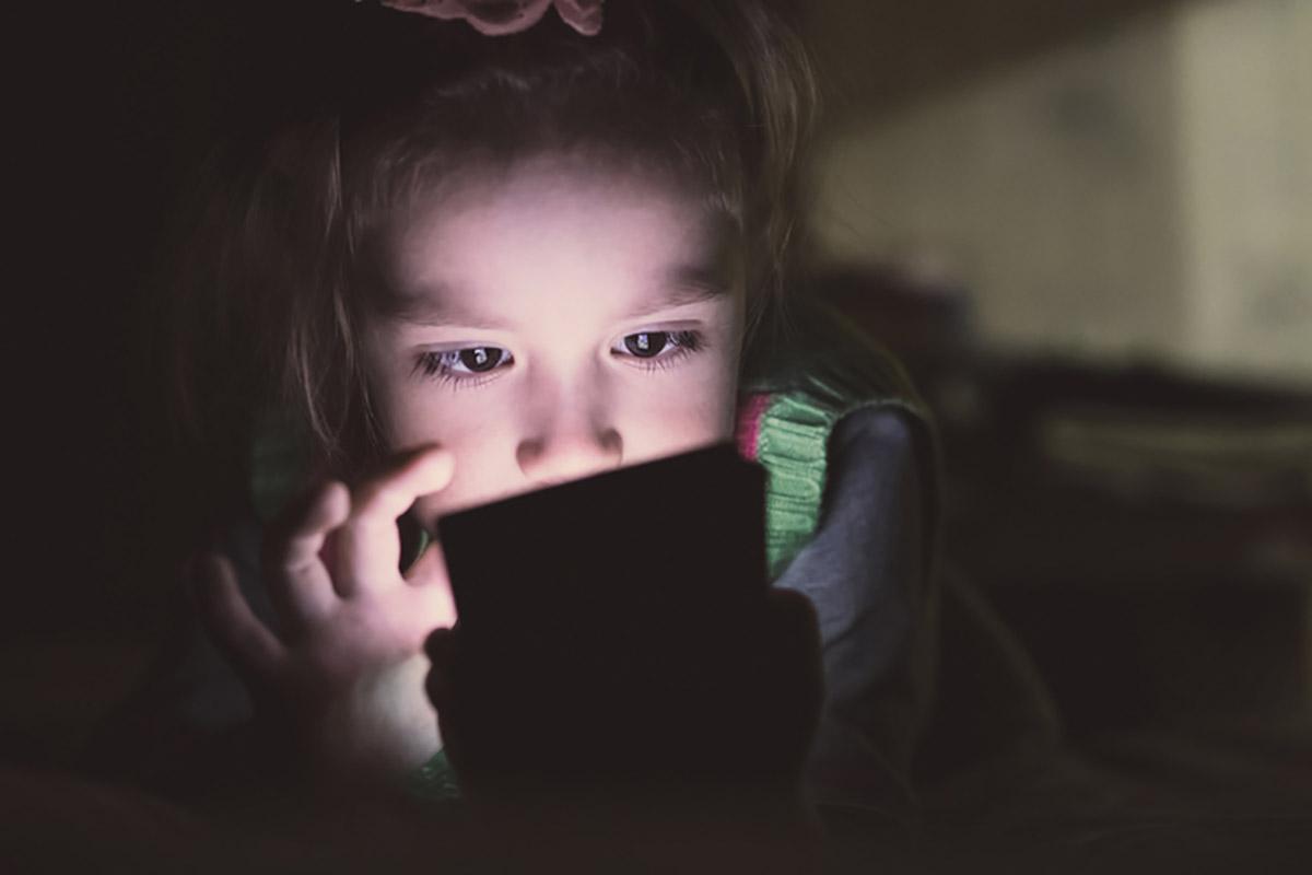 Mãe descobre que filha foi estuprada ao olhar pesquisa de celular e encontrar termos sexuais