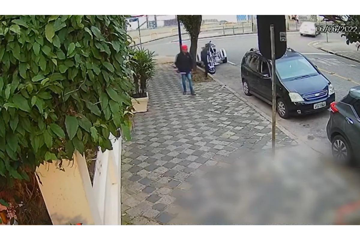 Vídeo mostra momento em que criminosos roubam carro com criança e avó dentro