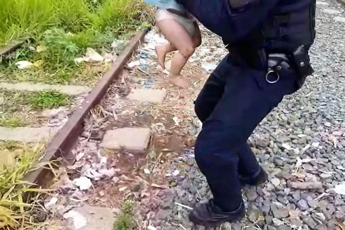 O bebê de apenas 1 ano foi deixado pela mãe na linha de trem de Sorocaba