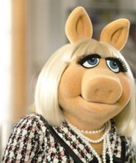 Miss Pig como Coco Chanel