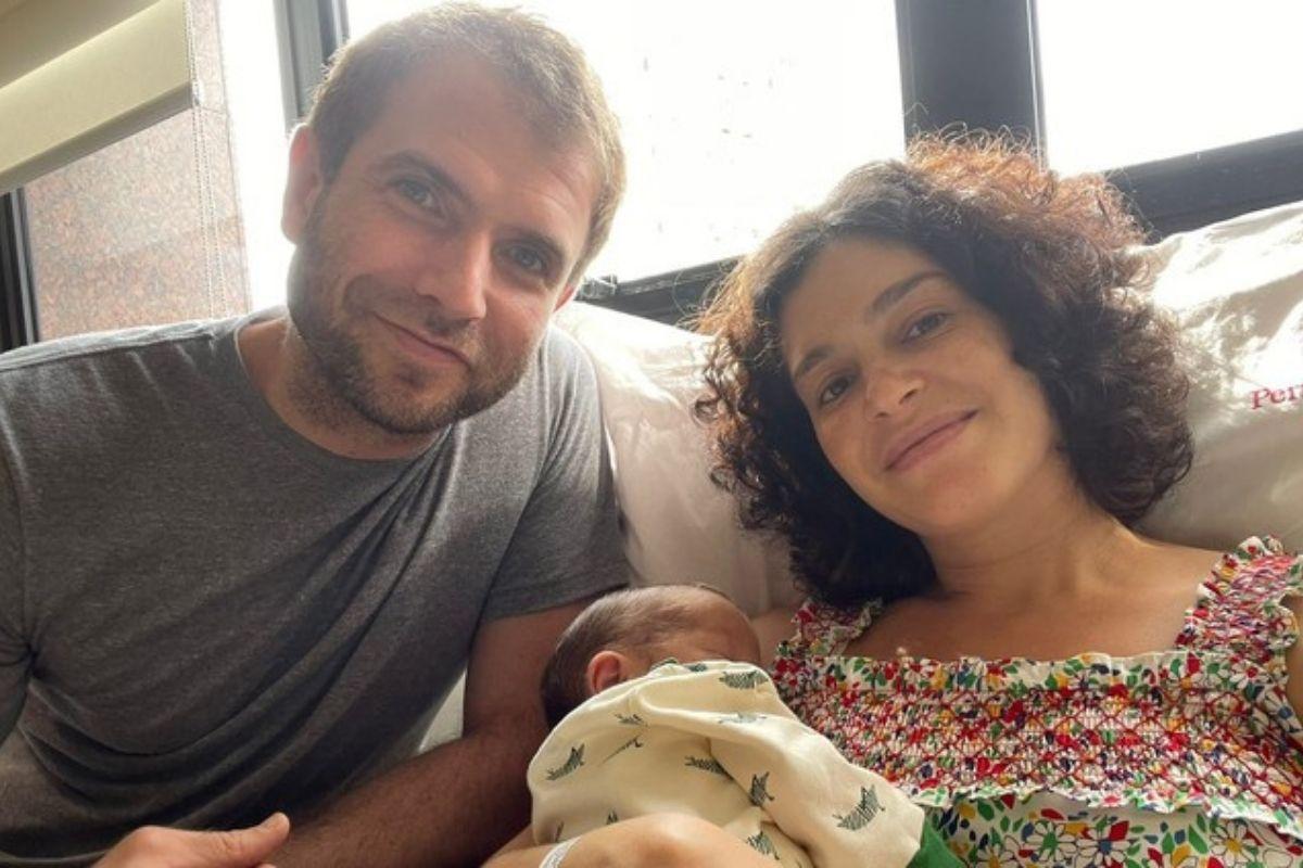 Primeira foto de Maria Flor com o filho Vicente e o marido Emanuel Aragão