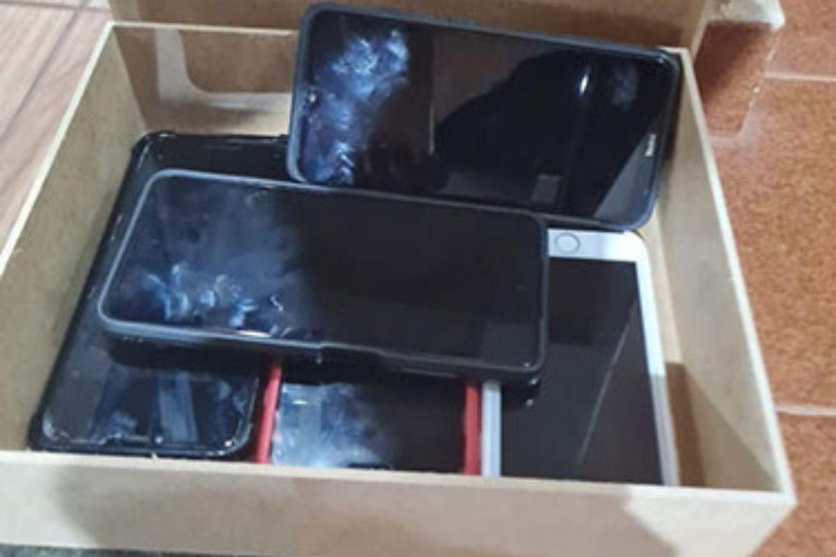 A mãe recolheu os celulares e colocou em uma caixa