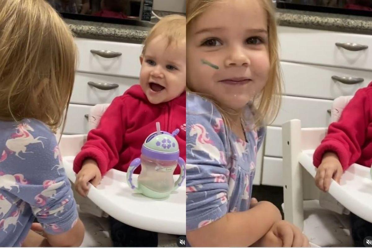 As meninas brincam sobre sair para passear