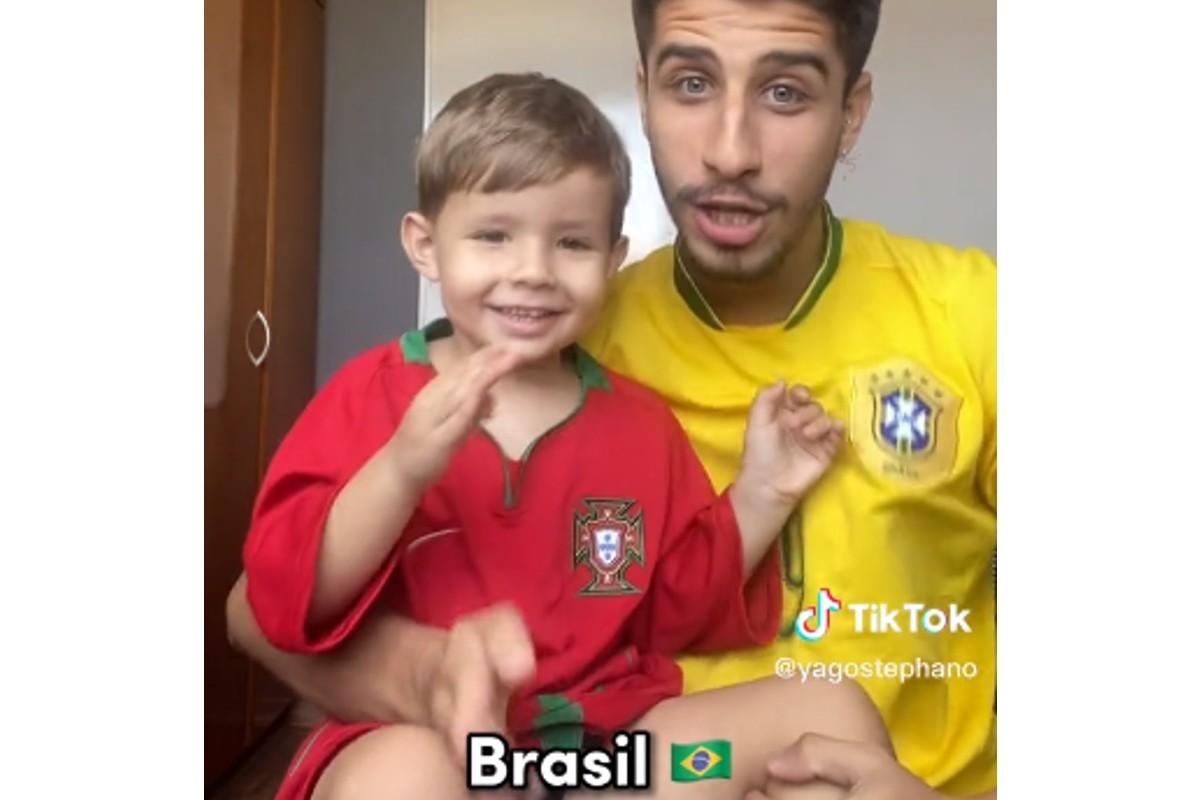 Menino ensina como fazer os sinais dos países da Copa em Libras