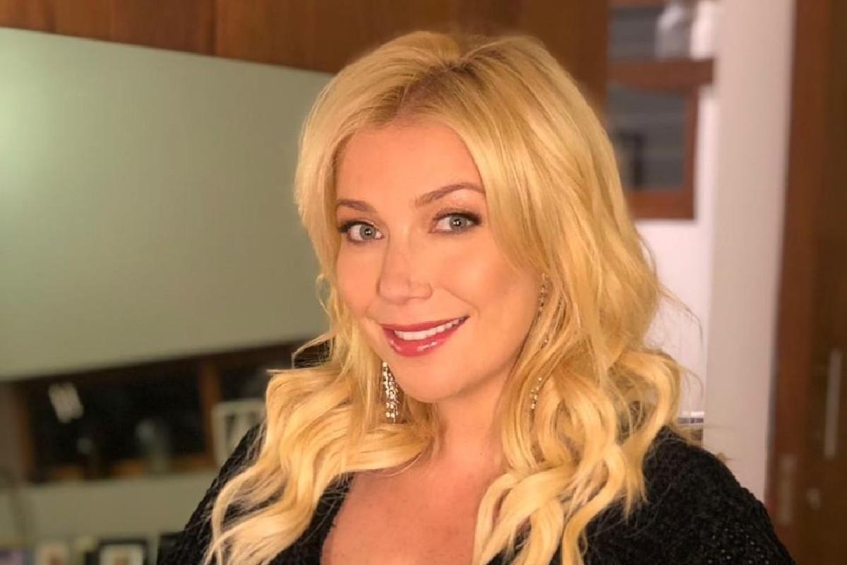 Luiza Possi mostra árvore de Natal decorada