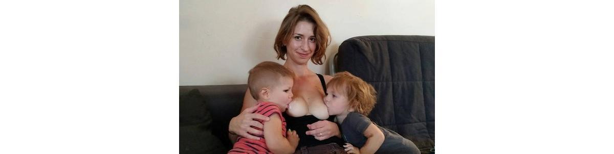 Mãe amamentando filho e amigo