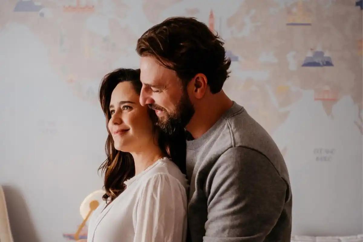 Cássio Reis e Fernanda Vasconcellos abraçados