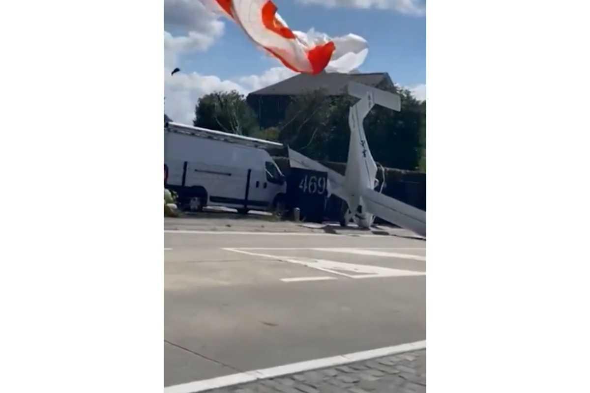 Aeronave foi pousada de nariz em rua residencial na Bélgica