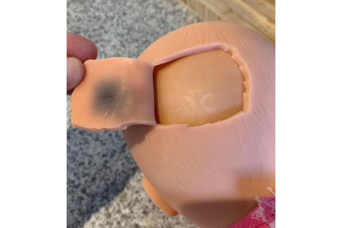 Mãe fica intrigada com marca bizarra que veio com o brinquedo que comprou para a filha: "Está aumentando"