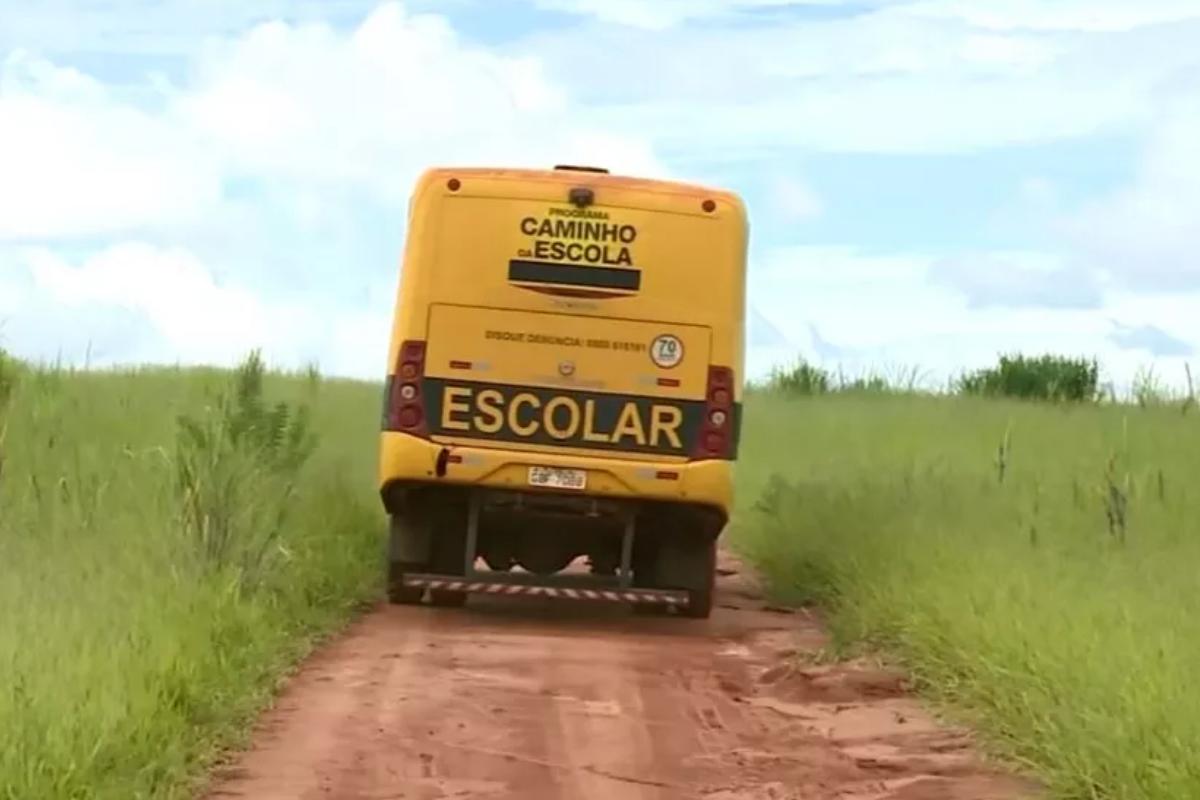 Criança de 4 anos é esquecida em van escolar