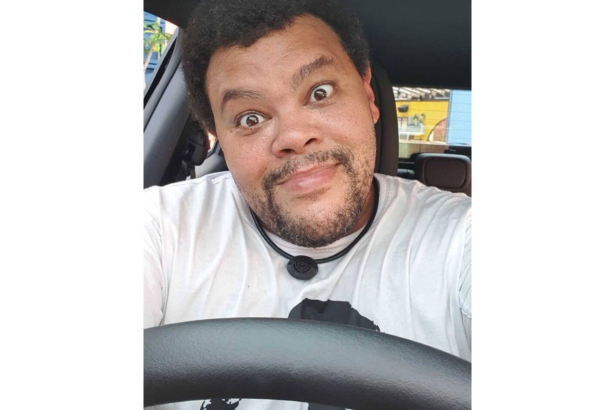 Babu não pode viajar para Montevidéu com o filho por falta de autorização escrita da mãe do rapaz