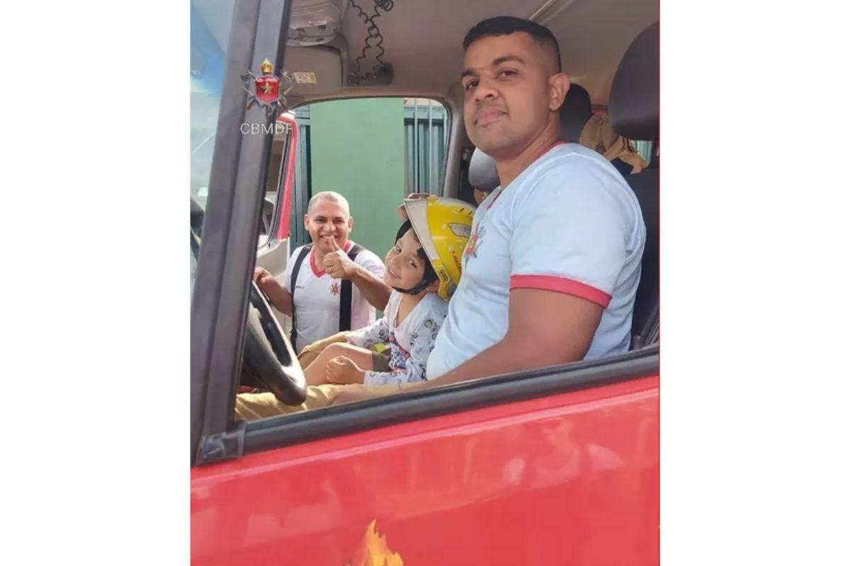 O menino chegou a passear no veículo dos bombeiros