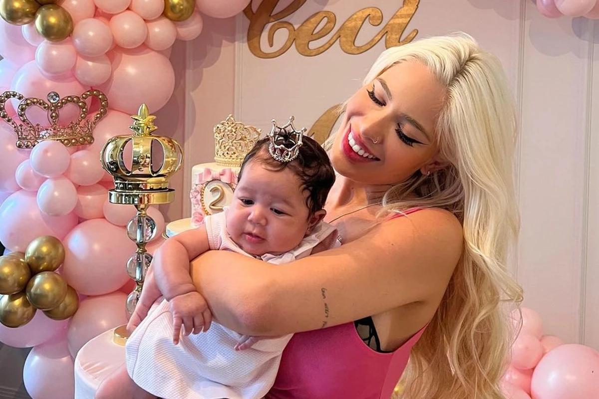 Karoline ao lado da filha, Cecília