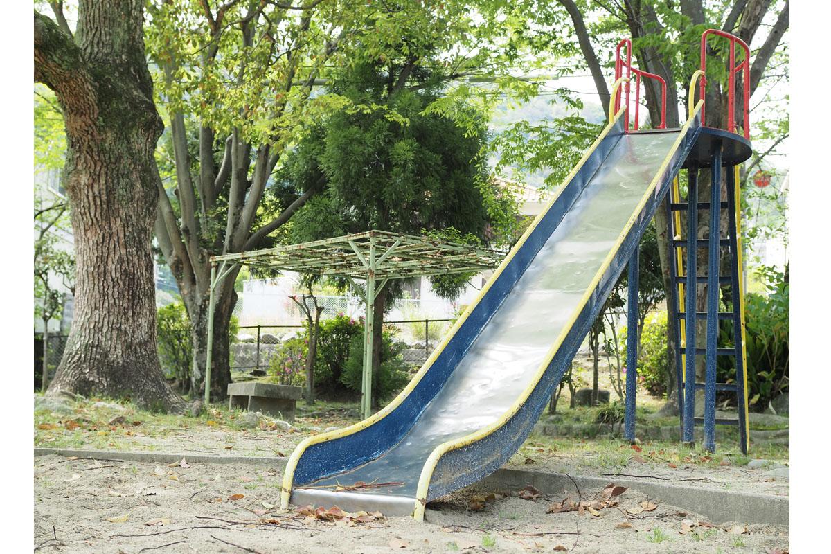 A criança estava brincando na escola quando caiu do escorregador