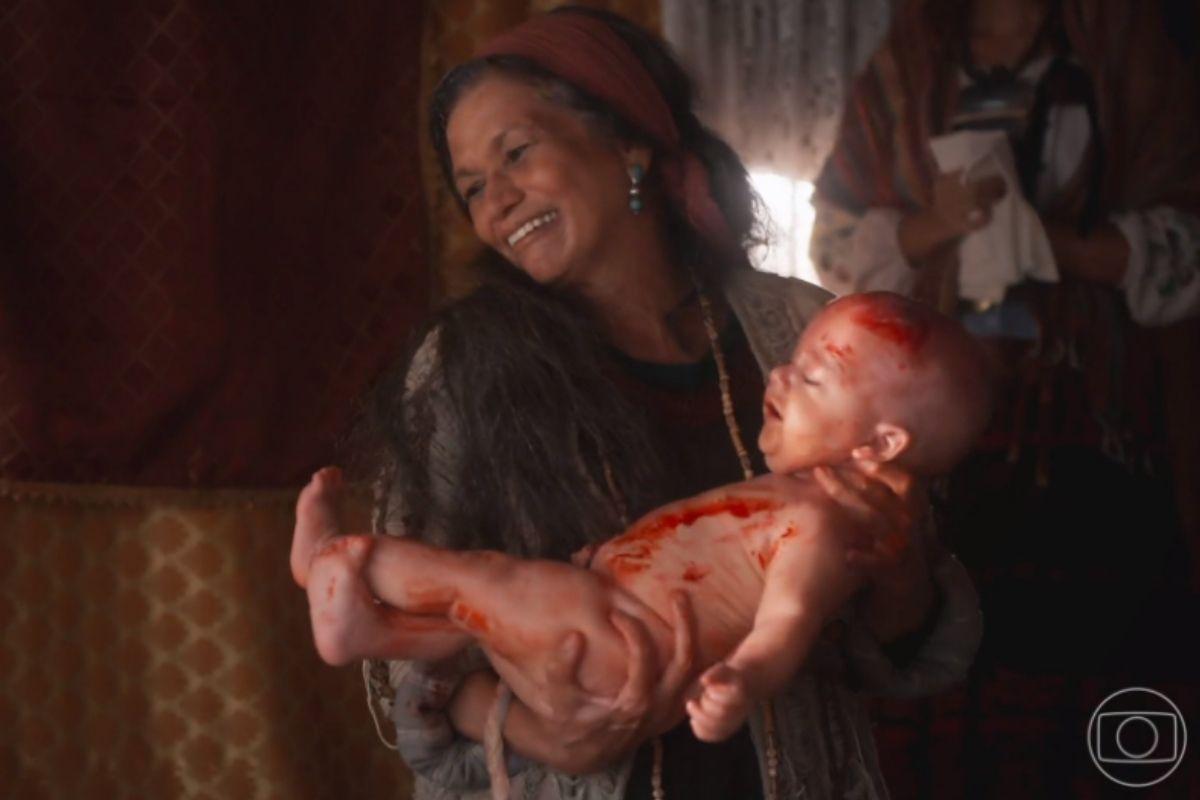 Nascimento de bebê em novela vira meme pelo tamanho "fora do normal"