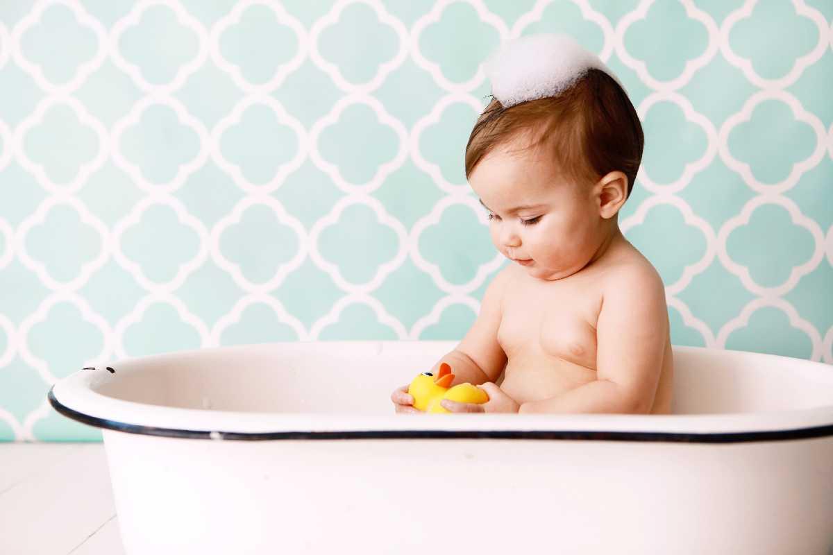 Existe uma frequência e também produto correto para lavar o cabelo do bebê