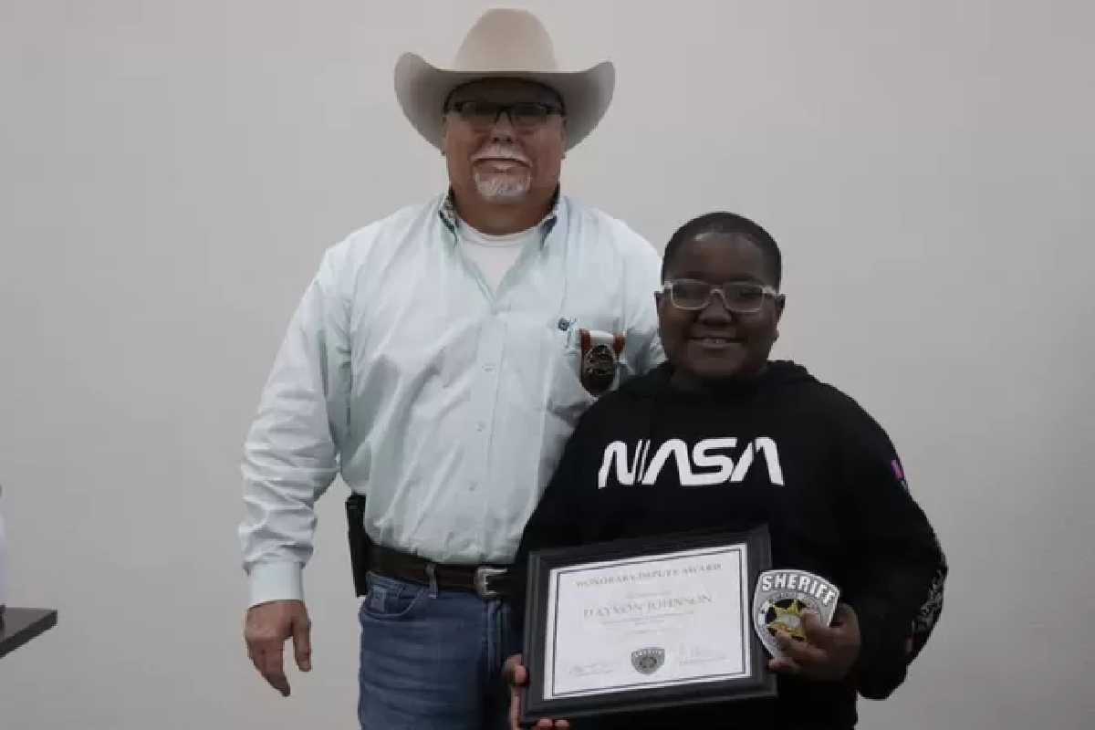 A comunidade entregou um certificado para o menino que salvou duas pessoas no dia 9 de dezembro
