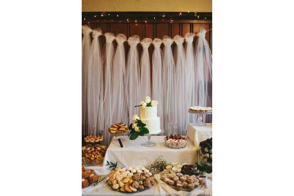 Decoração de chá de fraldas simples com cortina de tule