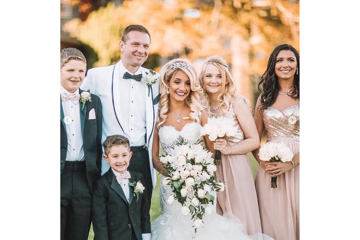 Pai se casa com babá 20 anos mais nova