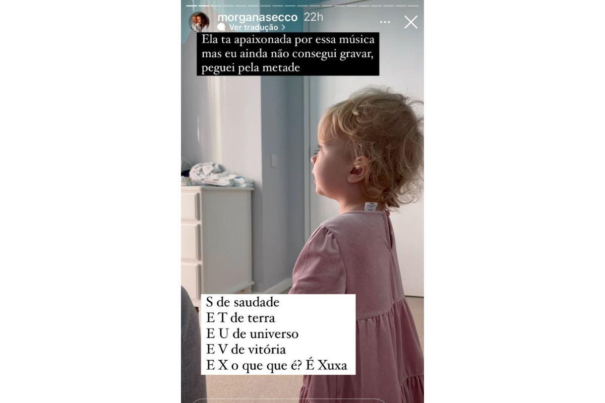 Morgana não pode deixar de filmar Alice cantando o abecedário da Xuxa