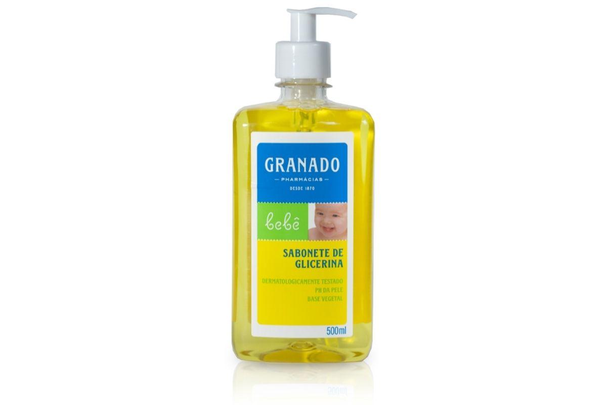 O sabonete de Glicerina, feito a partir da glicerina vegetal e com pH da pele do bebê, é livre de parabenos, ingredientes de origem animal e dermatologicamente testado