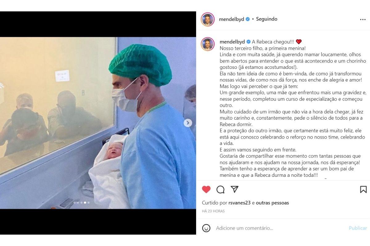 Repórter com a filha Rebeca no colo
