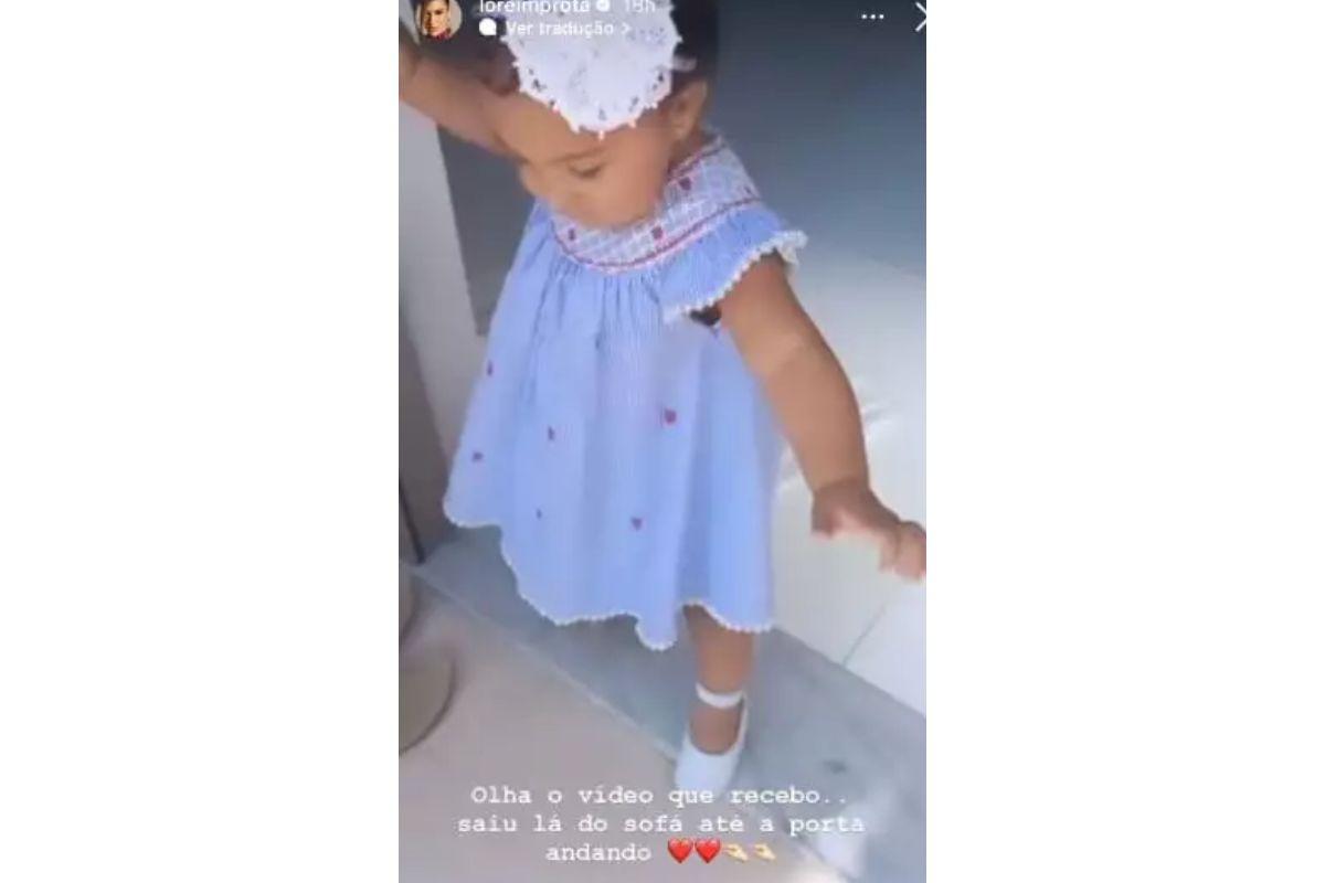 Liz andou pela mansão