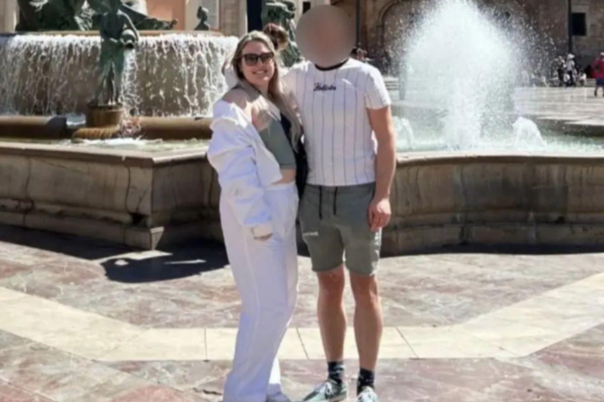 mulher com seu suposto namorado antes de descobrir a verdade sobre ele