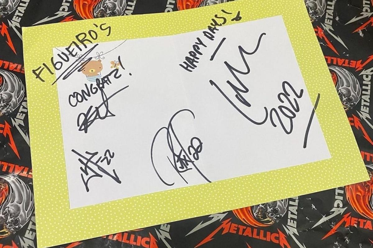 Casal que deu à luz durante show do Metallica ganha presente inédito da banda