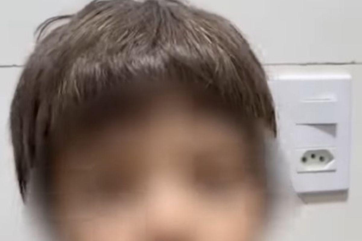 Mãe se revolta com corte de cabelo do filho e registra BO contra salão