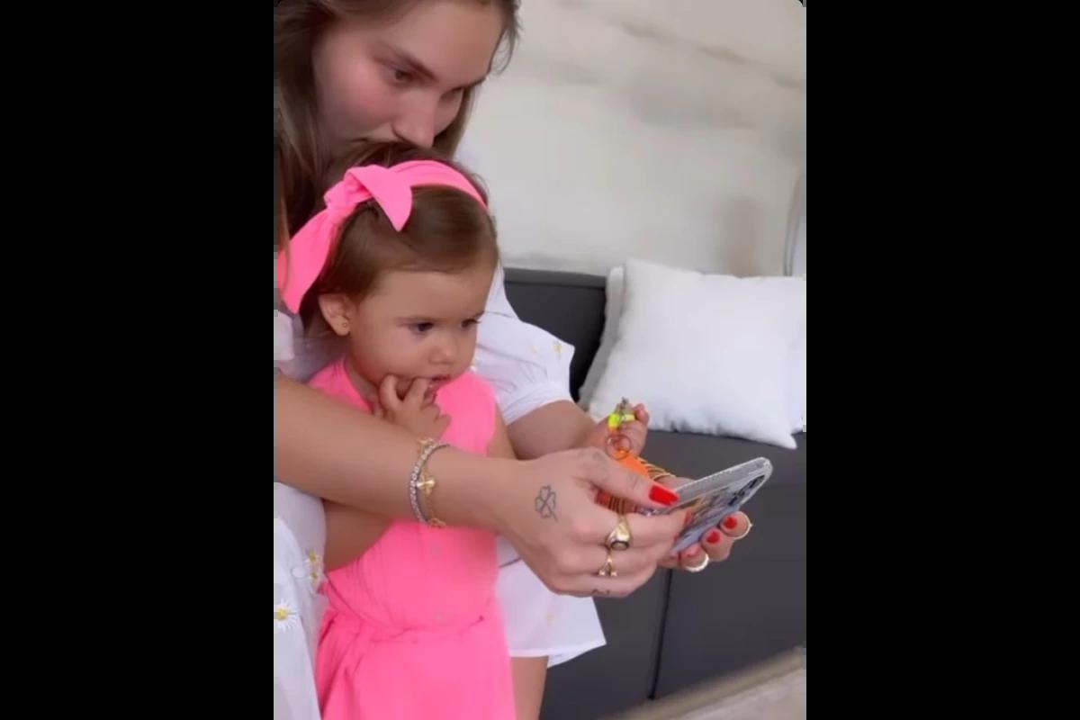 Mulher branca de blusa branca e menina de blusa rosa