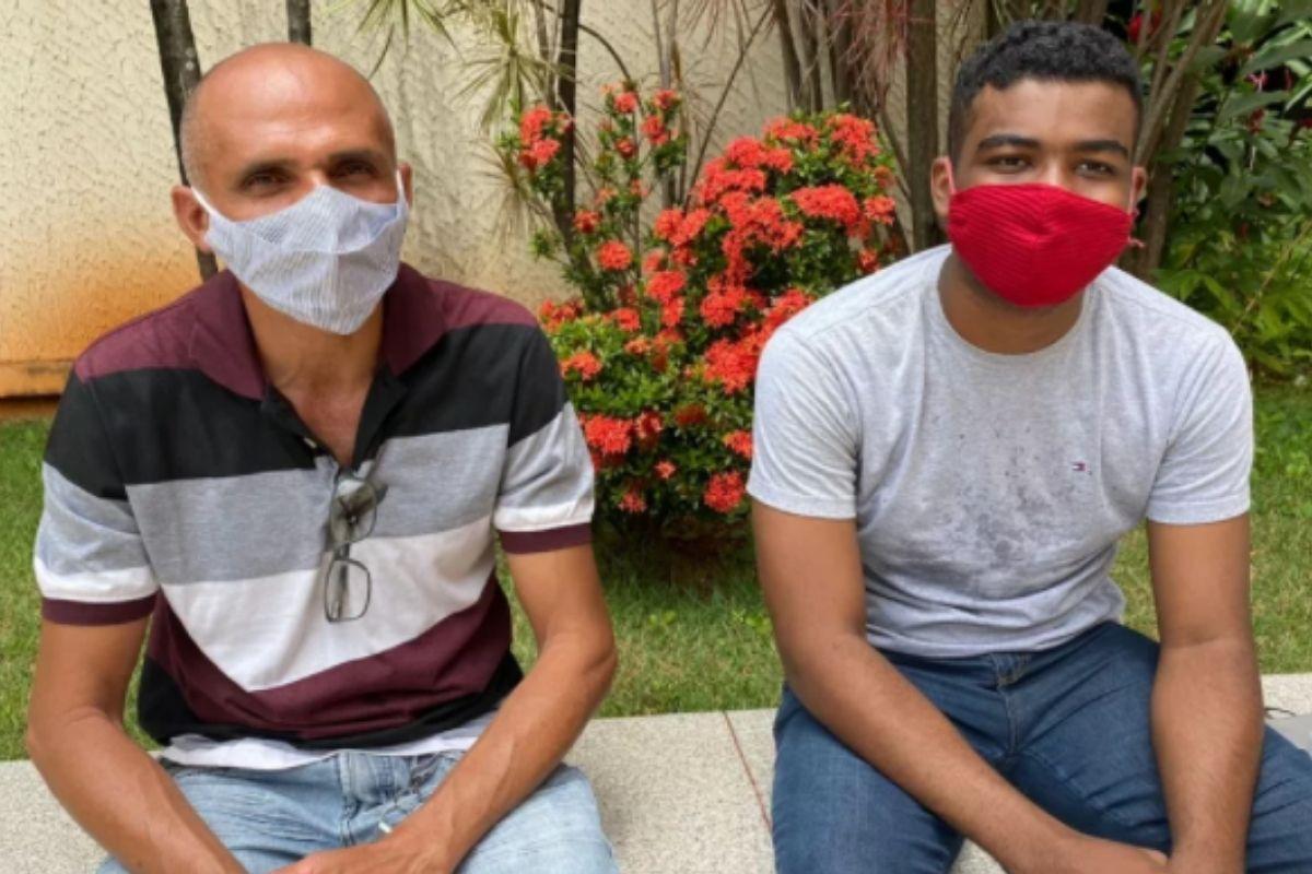 Gari acompanha filho até o local da prova do Enem