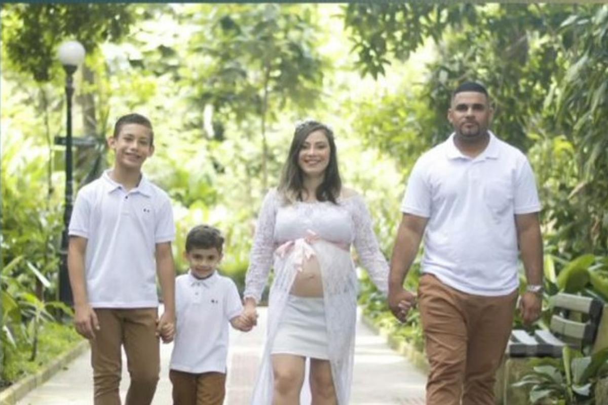 Daniel Dantas dando as mãos à família em fotografia