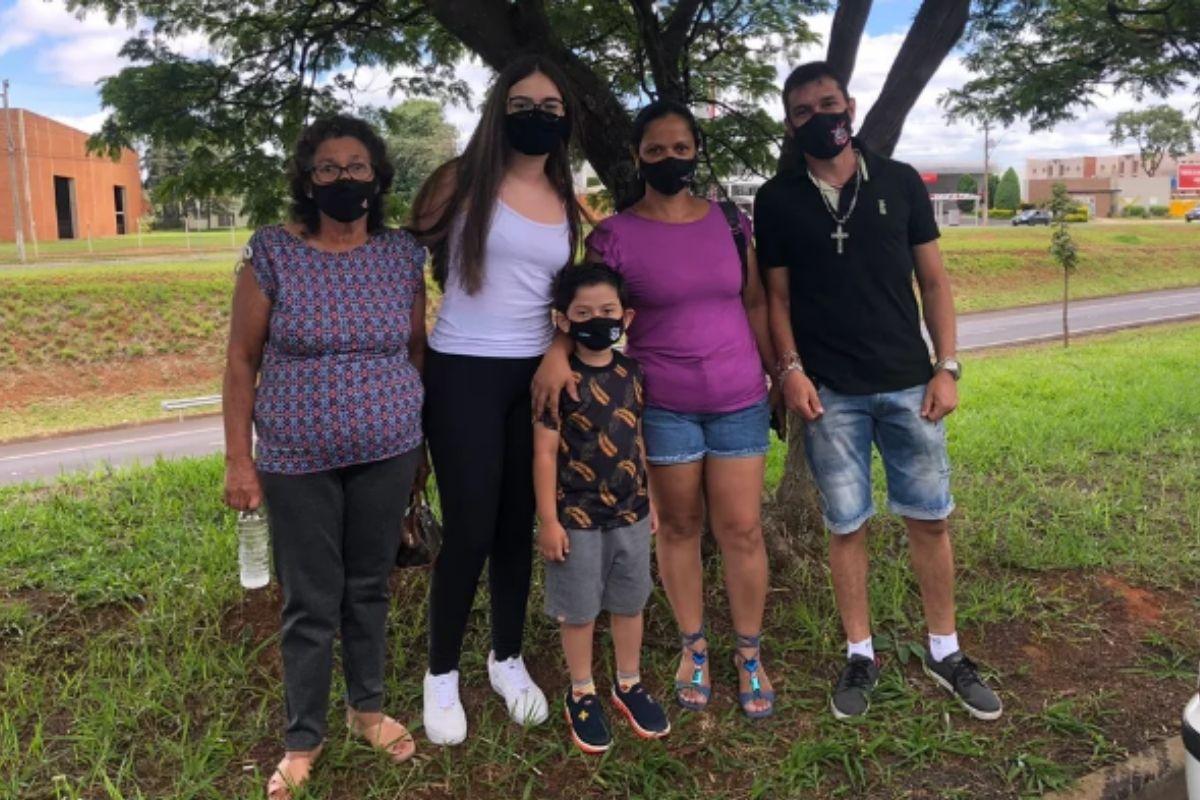 Família acompanha filha ao Enem