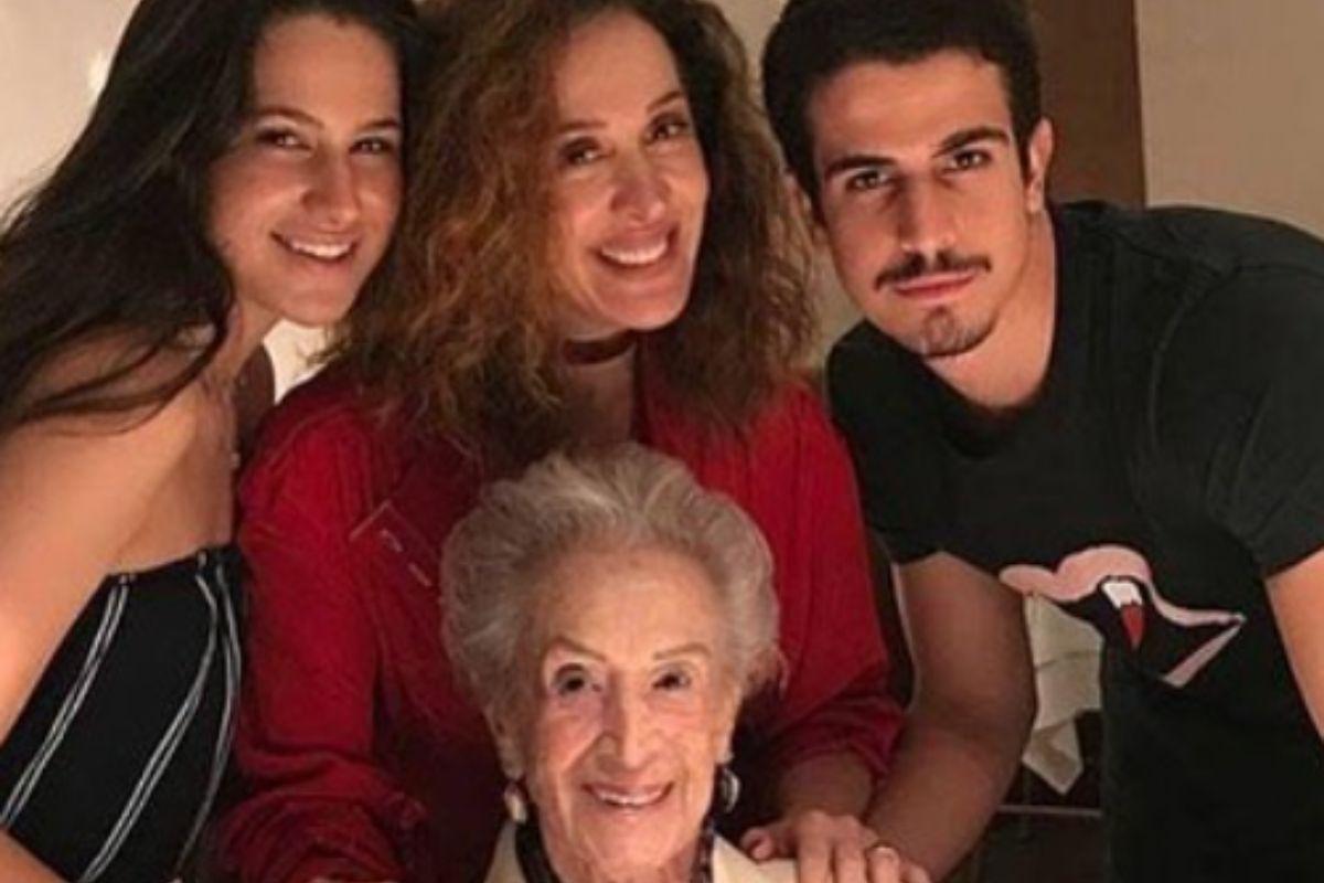 Claudia Raia com a mãe e os filhos