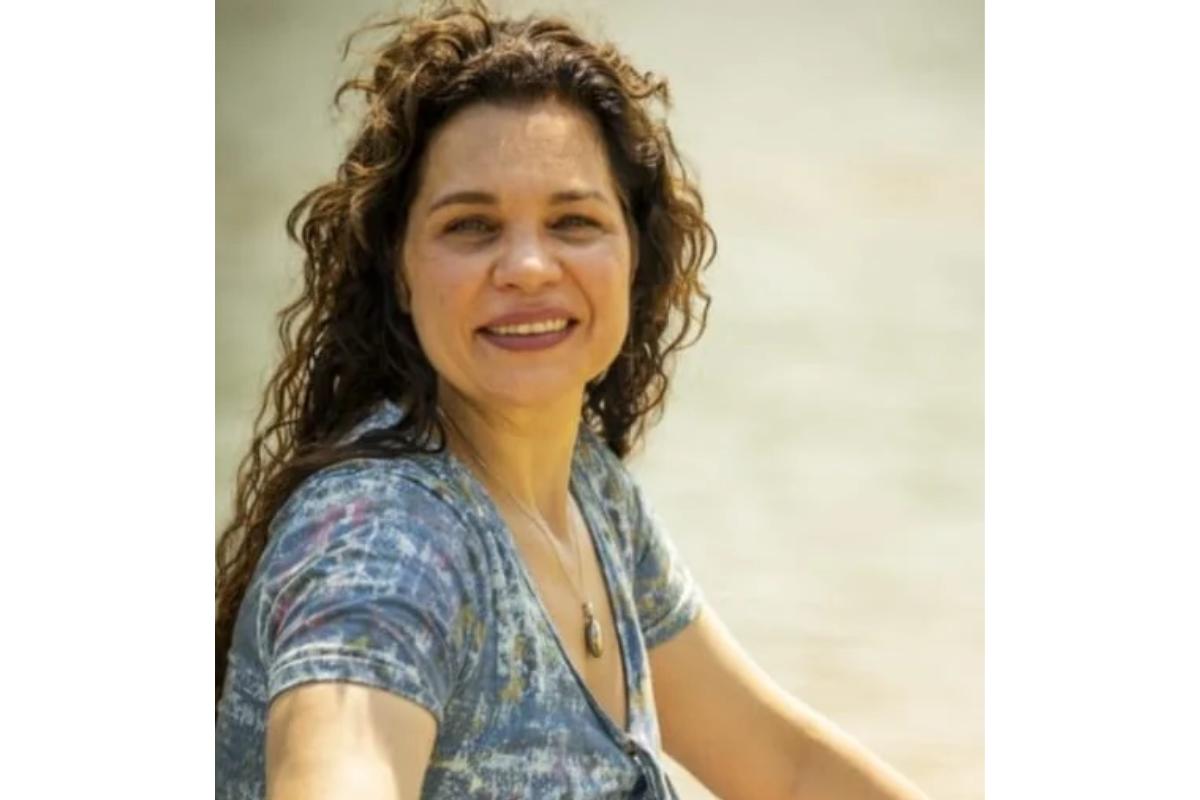 A atriz Isabel Teixeira posando para foto