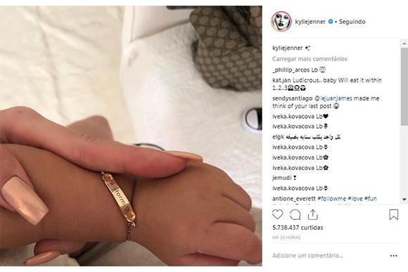 Stormi, filha de Kylie Jenner, recebeu de presente pulseira de ouro (Foto: Reprodução/ Instagram @kyliejenner)