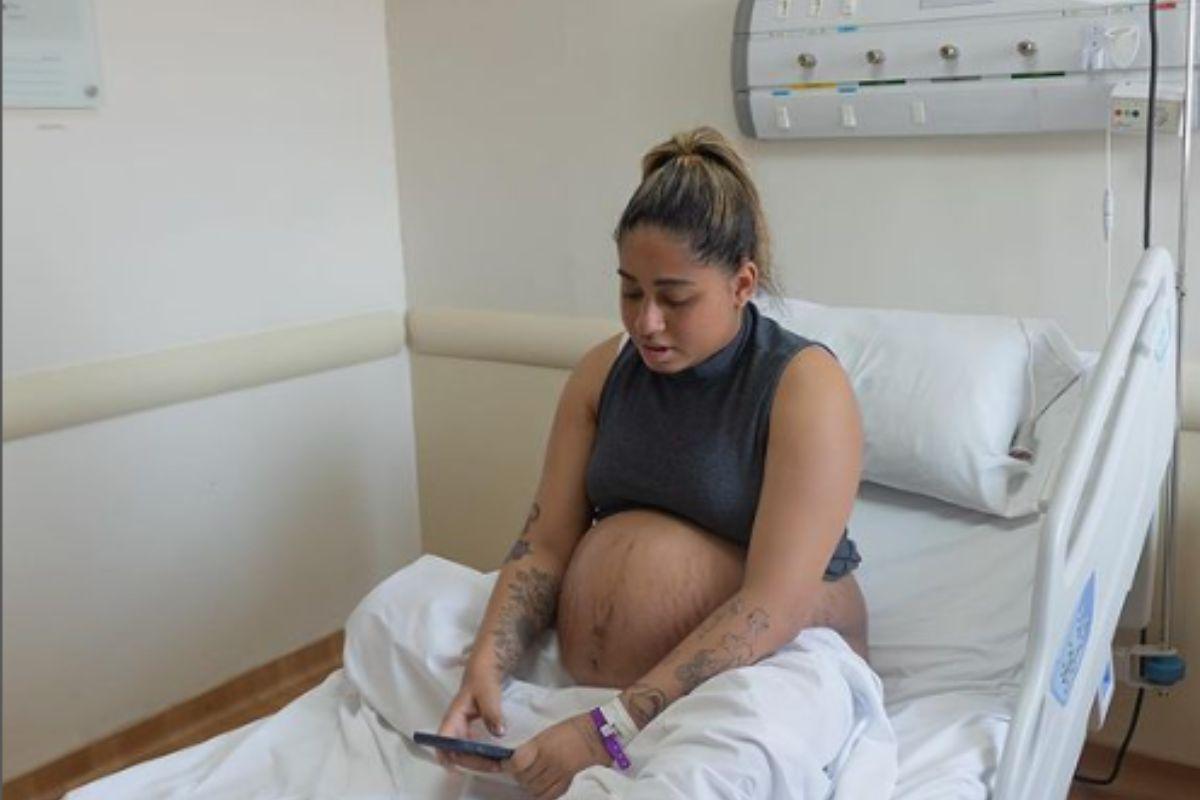 Mc Loma se emociona ao amamentar filha recém-nascida
