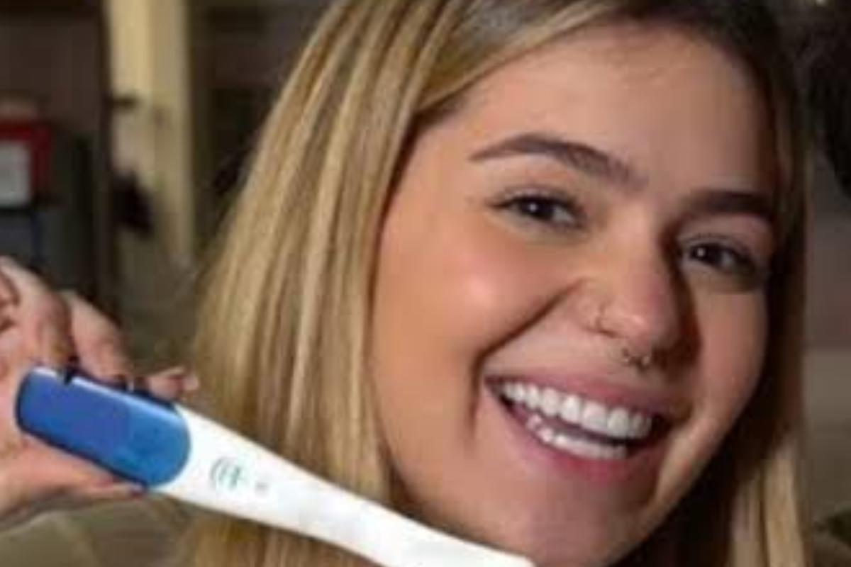 Viih tube com o teste de gravidez na mão