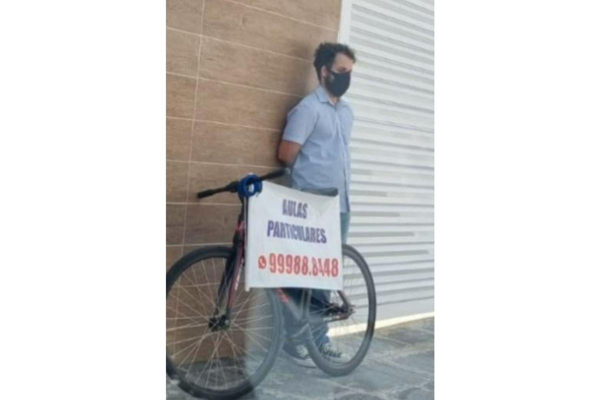 Professor que pediu emprego na rua em cartaz é contratado