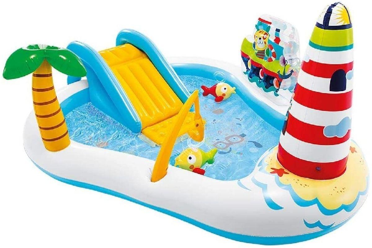 Piscina inflável com playground para crianças se divertirem brincando de pescaria