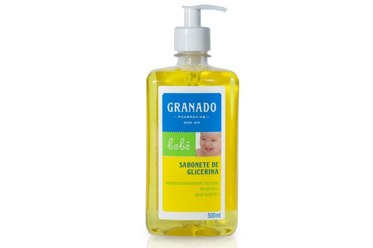 O sabonete Líquido Bebê Tradicional, feito a partir da glicerina vegetal e com pH da pele do bebê, é livre de parabenos, ingredientes de origem animal e dermatologicamente testado